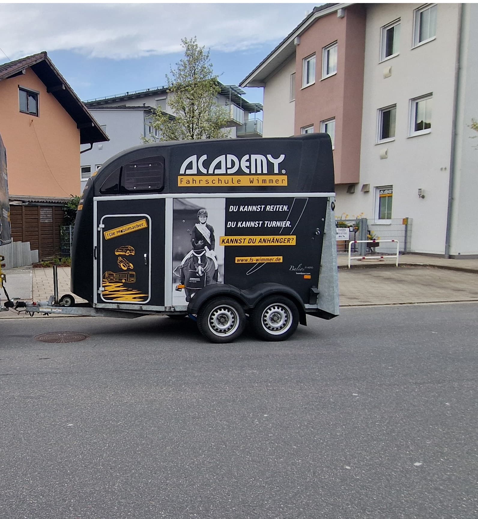 Humbaur Pferdeanhäger